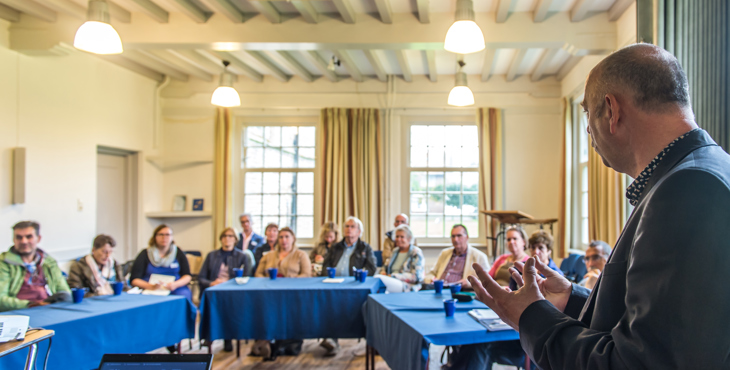 Mensen zitten in U-vormige opstelling en volgen een cursus die georganiseerd is door Erfgoed Zeeland.