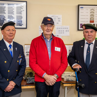 Vrijwilliger met twee oud werknemers in uniform van BB-dienst.