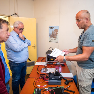 Twee mannen krijgen uitleg van vrijwilliger in BB-bunker.
