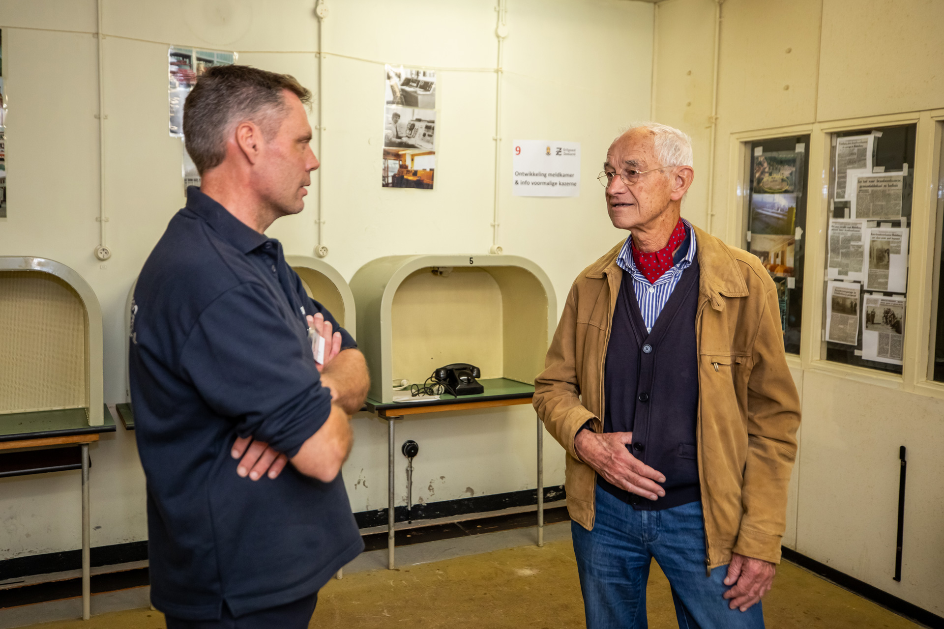 Twee mannen zijn in met elkaar in gesprek in de BB-bunker.