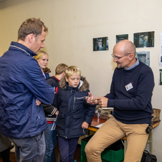 Vrijwilliger geeft uitleg over medische apparatuur aan kinderen en volwassenen in BB-bunker.