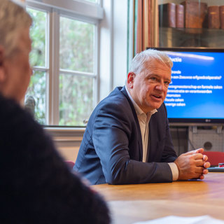 Simon Jongepier van de Zeeuwse Erfgoed Coöperatie deelt zijn kennis over het penningmeesterschap tijdens zijn workshop.
