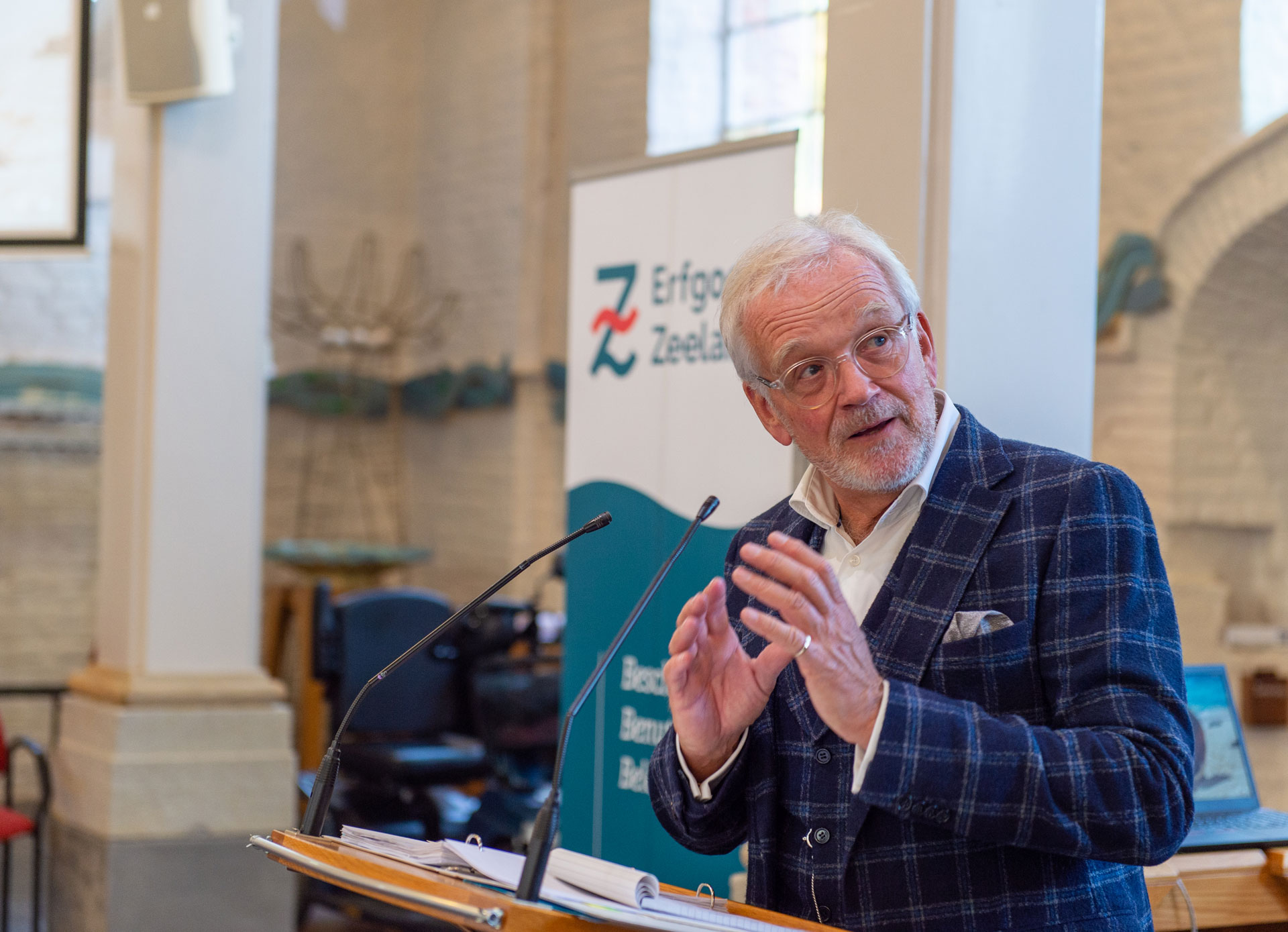 Dagvoorzitter Piet Bruinooge blikt terug op de Contactdag van 8 november 2022 in de Historische Kerk Souburg.