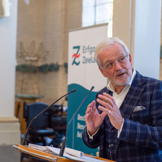 Dagvoorzitter Piet Bruinooge blikt terug op de Contactdag van 8 november 2022 in de Historische Kerk Souburg.