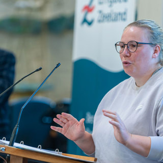 Anne Hobbel van Erfgoed Zeeland geeft plenair terugkoppeling over het spel Join the Jam.