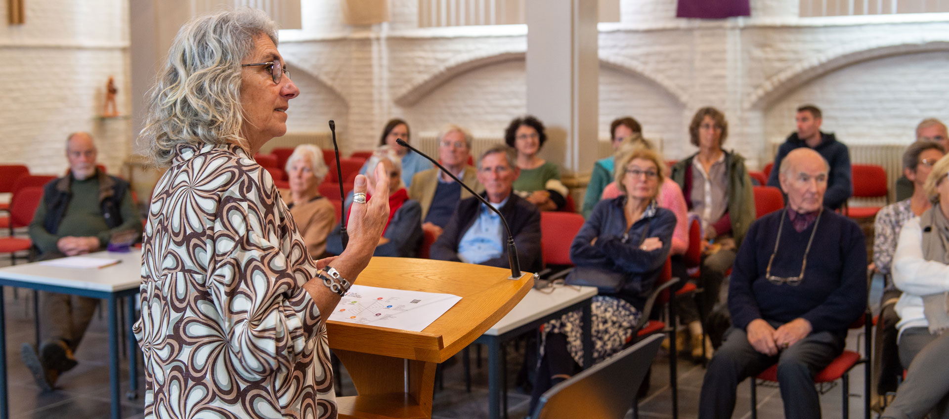 Esther van den Bosch van stichting KEW vertelt in haar lezing over de positieve invloed van kunst en cultuur op de gezondheid.