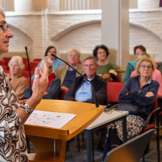 Esther van den Bosch van stichting KEW vertelt in haar lezing over de positieve invloed van kunst en cultuur op de gezondheid.