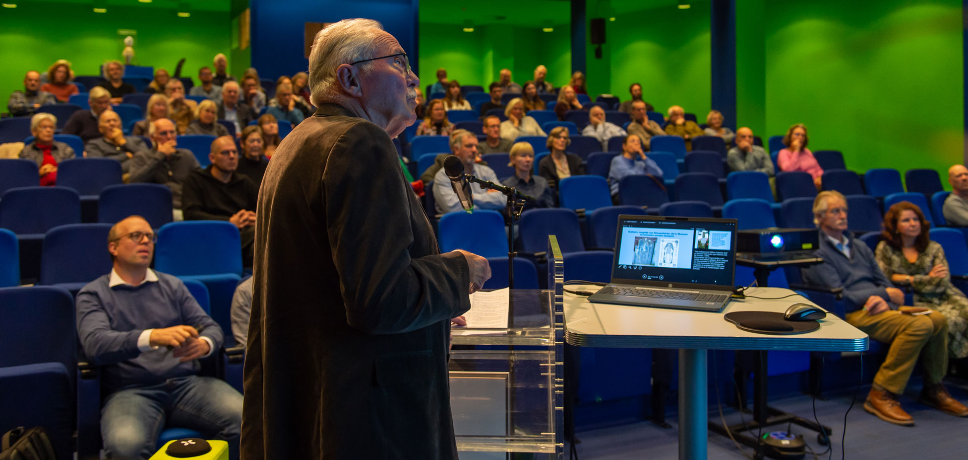 Albert Holland van AWN vertelt tijdens zijn lezing over de archeologische vondsten van de voormalige ambachtsheerlijkheid Nieuwerkerke bij Arnemuiden. 
