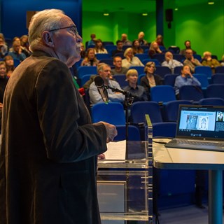 Albert Holland van AWN vertelt tijdens zijn lezing over de archeologische vondsten van de voormalige ambachtsheerlijkheid Nieuwerkerke bij Arnemuiden. 
