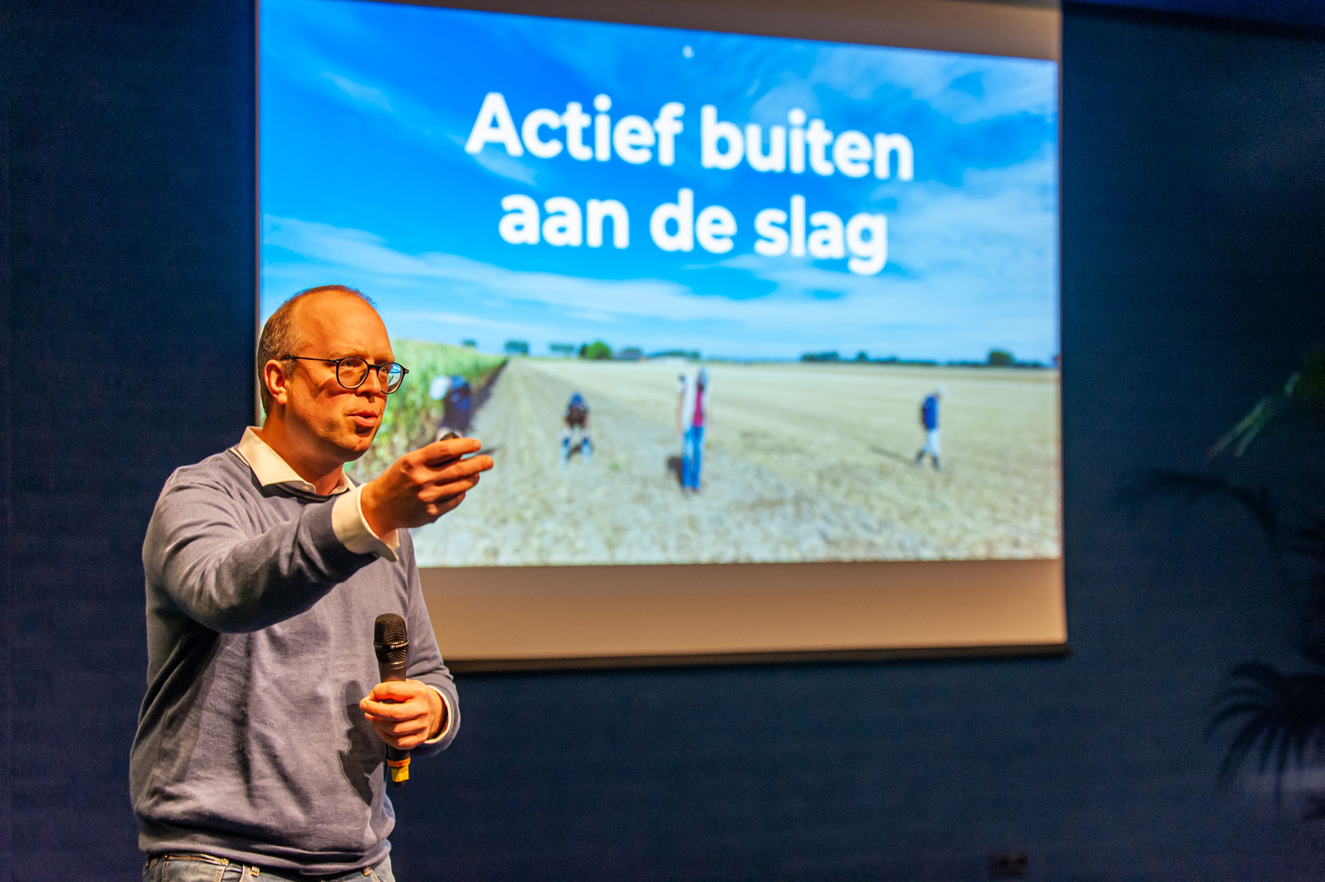 Alex Groosman, voorzitter AWN vertelt tijdens zijn lezing met Hans Jongepier over een mesolithische vindplaats bij Sint-Kruis.