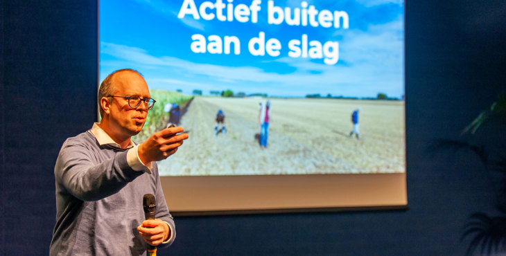 Alex Groosman, voorzitter AWN vertelt tijdens zijn lezing met Hans Jongepier over een mesolithische vindplaats bij Sint-Kruis.