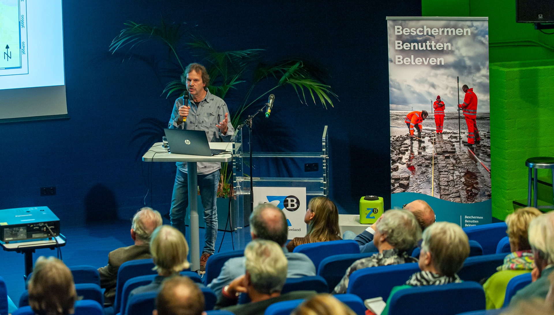 Hans Jongepier van Erfgoed Zeeland vertelt over een mesolitische vindplaats bij Sint-Kruis tijdens zijn lezing met Alex Groosman.