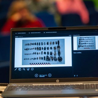 Close-up van een dia van met archeologische vondsten uit een PowerPoint-presentatie.