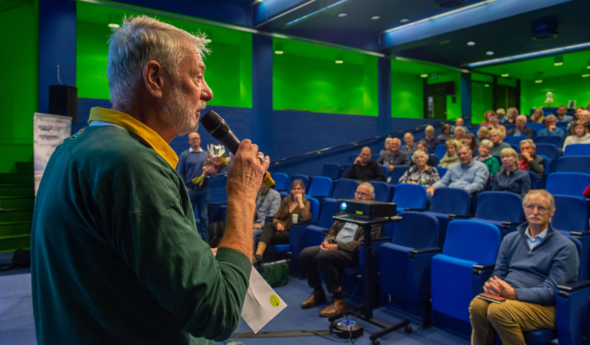 Robert van Dierendonck spreekt de zaal toe tijdens de Zeeuwse Archeologiedag. 