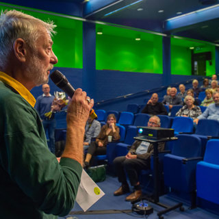 Robert van Dierendonck spreekt de zaal toe tijdens de Zeeuwse Archeologiedag. 