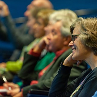 Deelnemers in de zaal van de ZB| Bibliotheek van Zeeland, luisteren naar een lezing tijdens de Zeeuwse Archeologiedag. 
