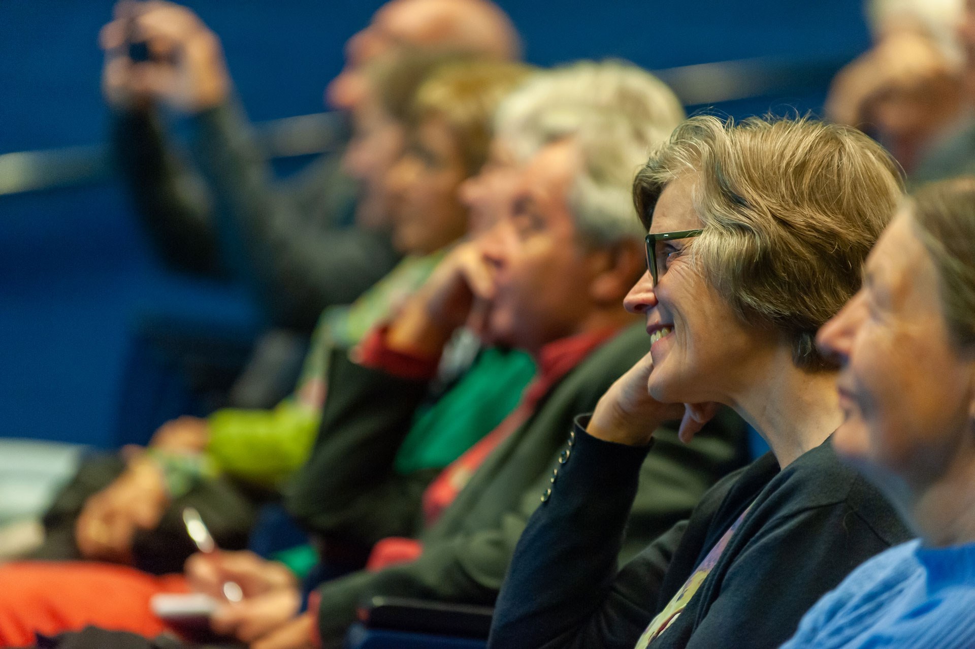 Deelnemers in de zaal van de ZB| Bibliotheek van Zeeland, luisteren naar een lezing tijdens de Zeeuwse Archeologiedag. 