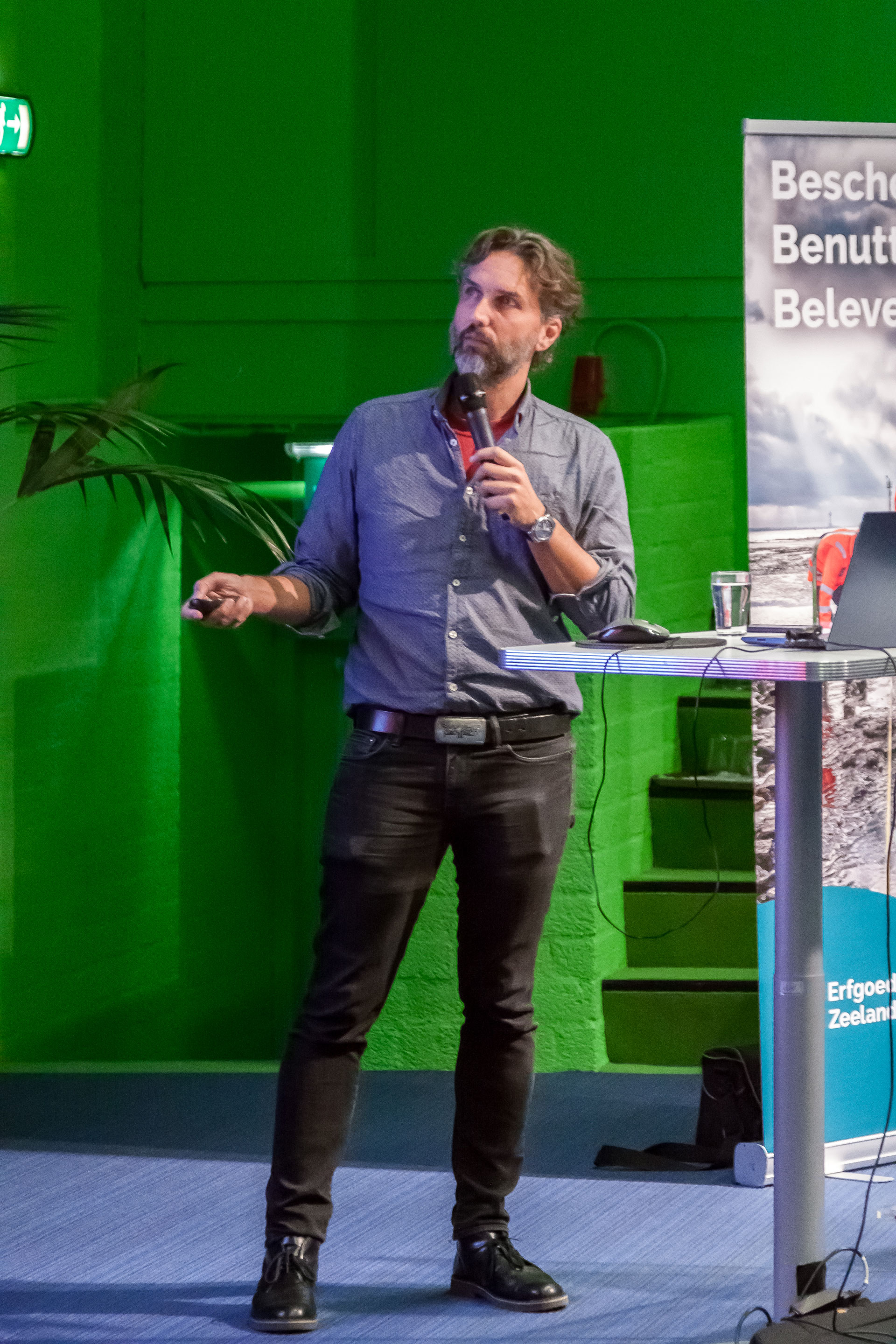 Axel Müller van ADC ArcheoProjecten uit Amersfoort vertelt over het onderzoek naar de archeologische bewoningsgeschiedenis en landschapsontwikkeling van de provincie Zeeland en het Zeeuws kleigebied. Foto Niek Beeke.