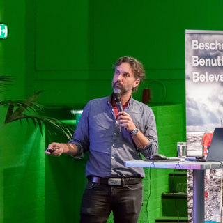 Axel Müller van ADC ArcheoProjecten uit Amersfoort vertelt over het onderzoek naar de archeologische bewoningsgeschiedenis en landschapsontwikkeling van de provincie Zeeland en het Zeeuws kleigebied. Foto Niek Beeke.