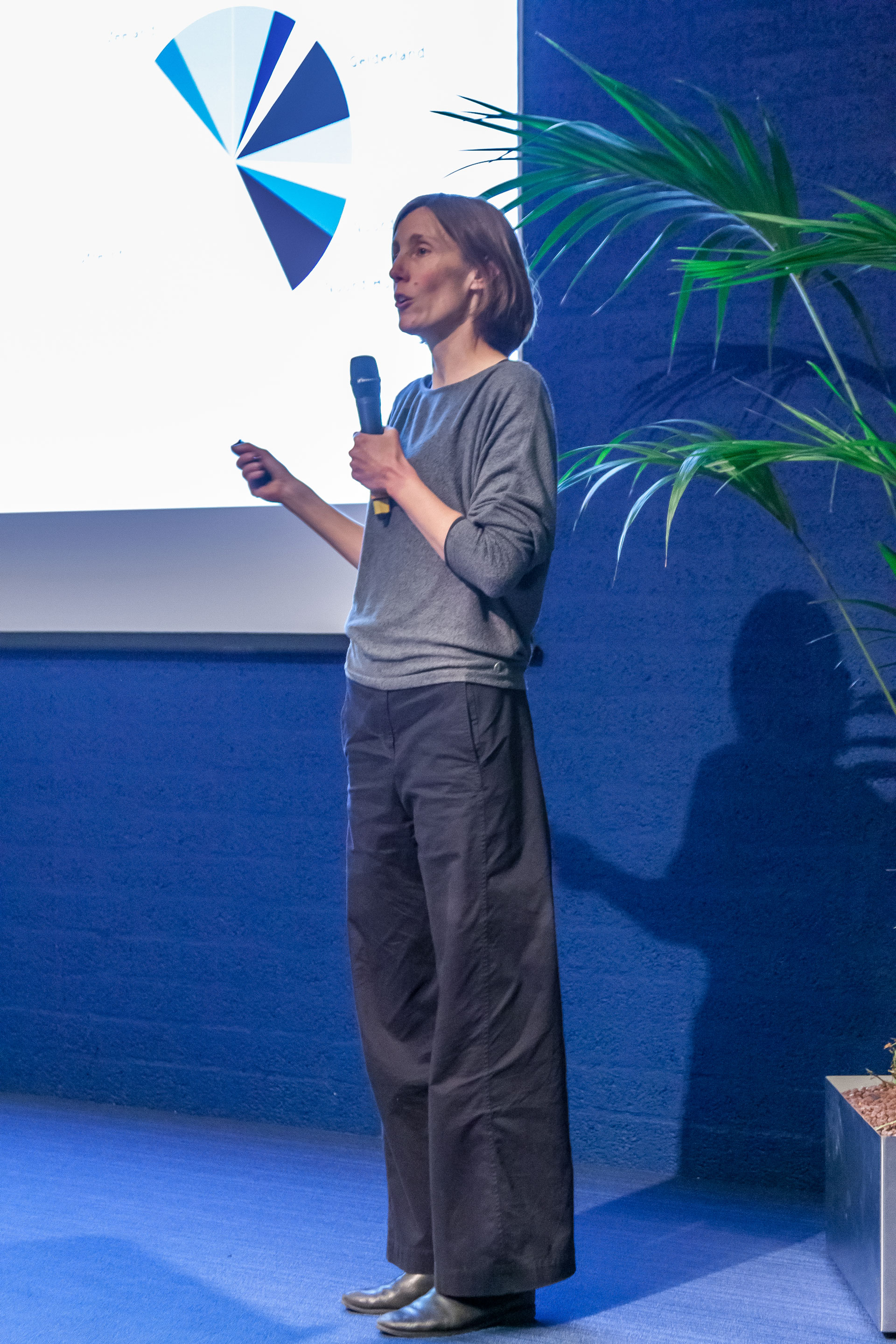 Eva Kaptijn van Erfgoed Gelderland vertelt tijdens de lezing erfgoed gezocht over de kracht van burgerwetenschap en de mogelijkheden binnen de archeologie. Foto Niek Beeke.