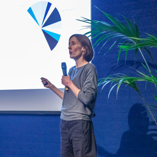 Eva Kaptijn van Erfgoed Gelderland vertelt tijdens de lezing erfgoed gezocht over de kracht van burgerwetenschap en de mogelijkheden binnen de archeologie. Foto Niek Beeke.
