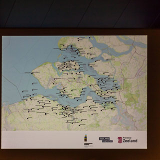 Close-up van de presentatie tijdens de lezing over verdronken dorpen met een kaart van Zeeland die aangeeft waar alle verdronken dorpen in Zeeland liggen. Foto Niek Beeke.