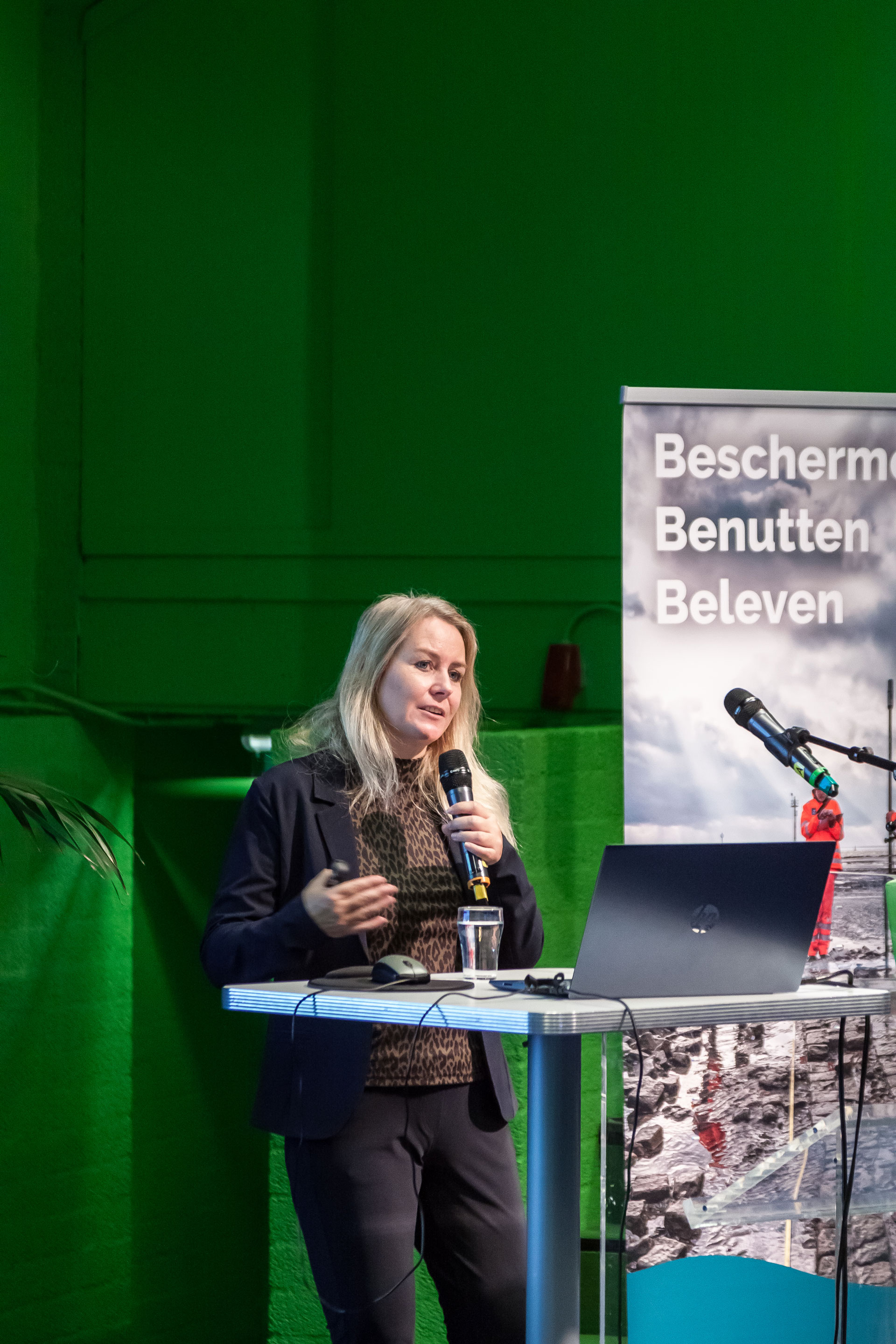 Nathalie de Visser van Provincie Zeeland vertelt over het platform verdronken dorpen en voorbeelden uit de praktijk. Foto Niek Beeke. 