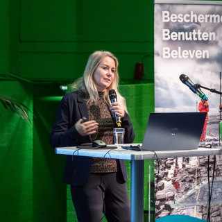 Nathalie de Visser van Provincie Zeeland vertelt over het platform verdronken dorpen en voorbeelden uit de praktijk. Foto Niek Beeke. 