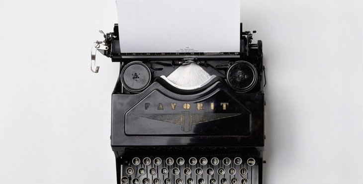 Retro typemachine met vel papier erin.