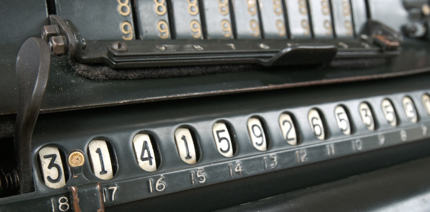 Erfgoed Zeeland in getallen: detail van vintage calculator.