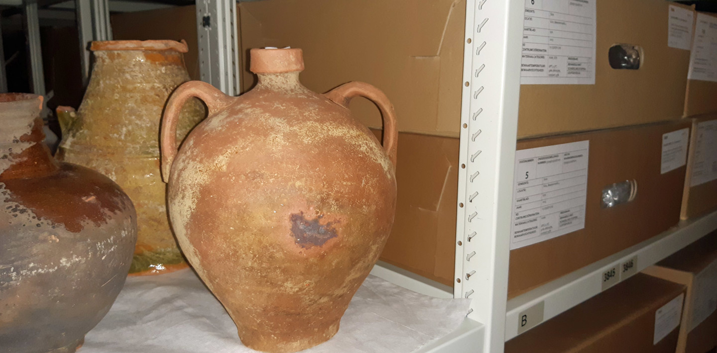 Portugese veldfles uit Sluis-Beestenmarkt in het Zeeuws Archeologisch Depot.