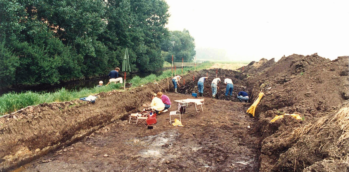 Opgraving aan de Poortvliet Postweg door AWN-vrijwilligers in de jaren 1987-1992.