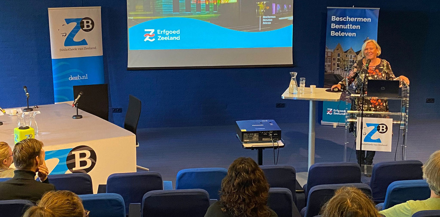 Directeur Monique van Doorn van Erfgoed Zeeland presenteert de ontwikkelingen tijdens de eerste deelnemersbijeenkomst.
