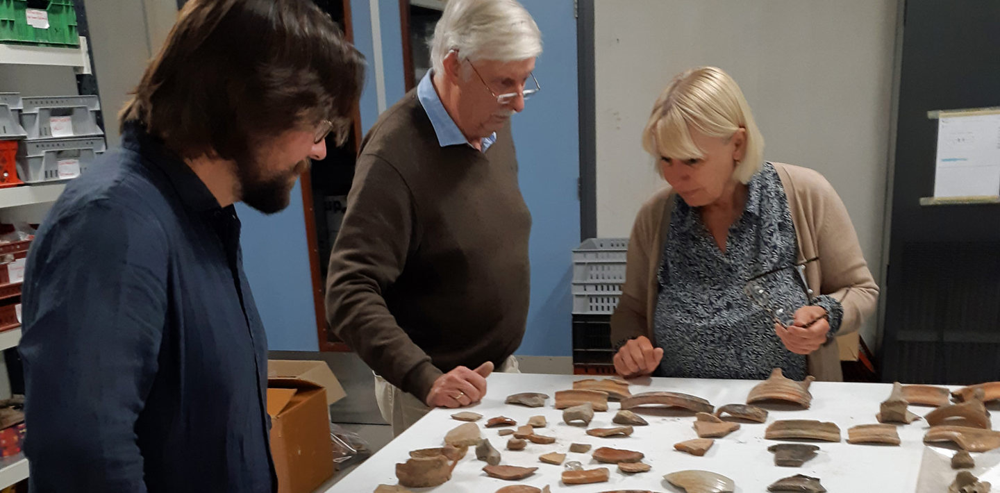In het depot puzzelen vrijwilligers van de AWN, de vereniging voor vrijwilligers in de archeologie met scherven.