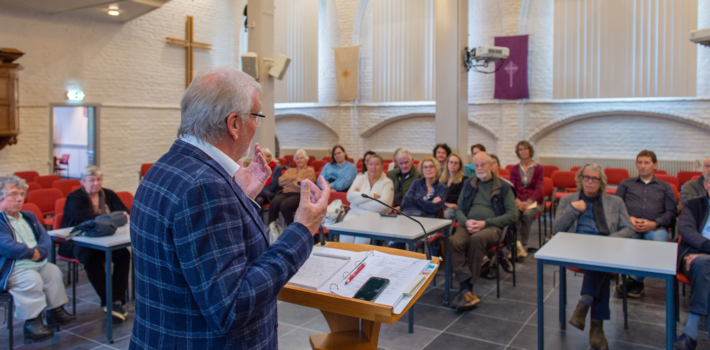 Voorzitter Piet Bruinooge van de Zeeuwse Erfgoed Coöperatie blikt met de deelnemers terug op de Contactdag.