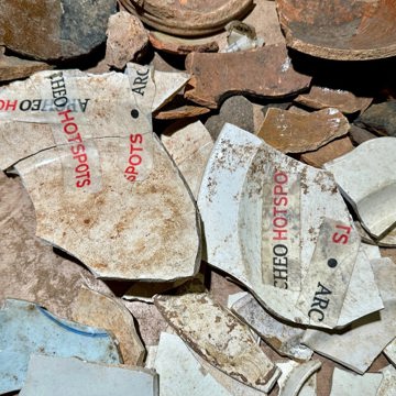 Stapeltje scherven, beplakt met tape met de tekst ArcheoHotspot in Nijmegen.