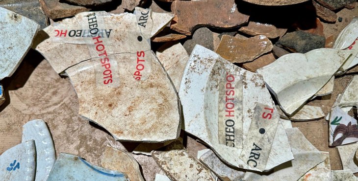 Stapeltje scherven, beplakt met tape met de tekst ArcheoHotspot in Nijmegen.