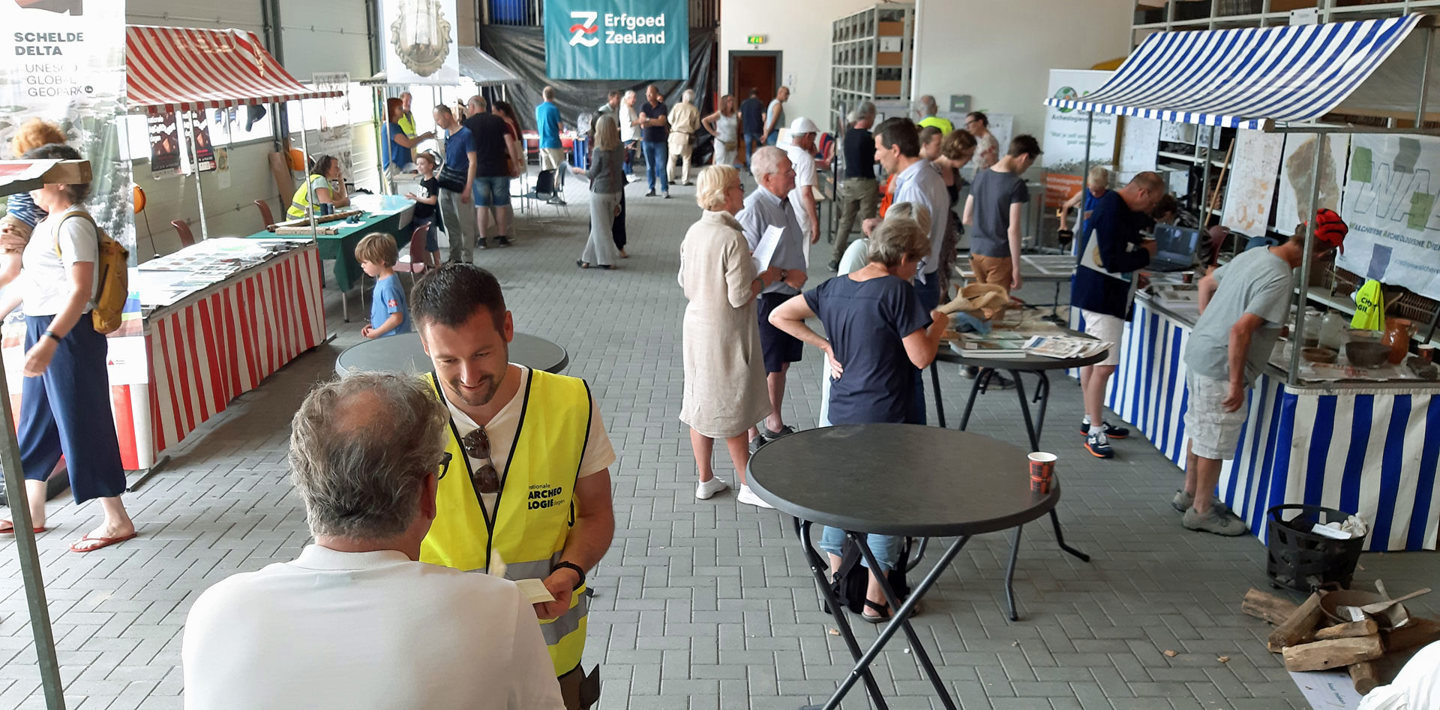 Bezoekers van de Archeomarkt tijdens de Nationale Archeologiedagen in het gebouw van Erfgoed Zeeland.