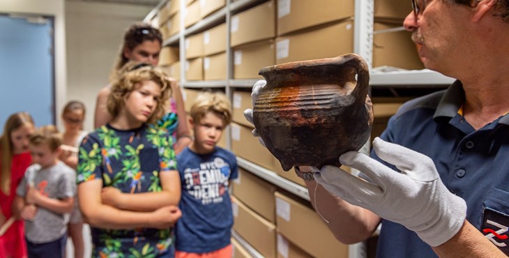 Een archeoloog van Erfgoed Zeeland geeft een rondleiding door het Zeeuws Archeologisch Depot.