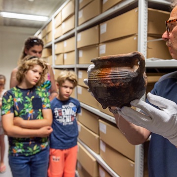 Een archeoloog van Erfgoed Zeeland geeft een rondleiding door het Zeeuws Archeologisch Depot.