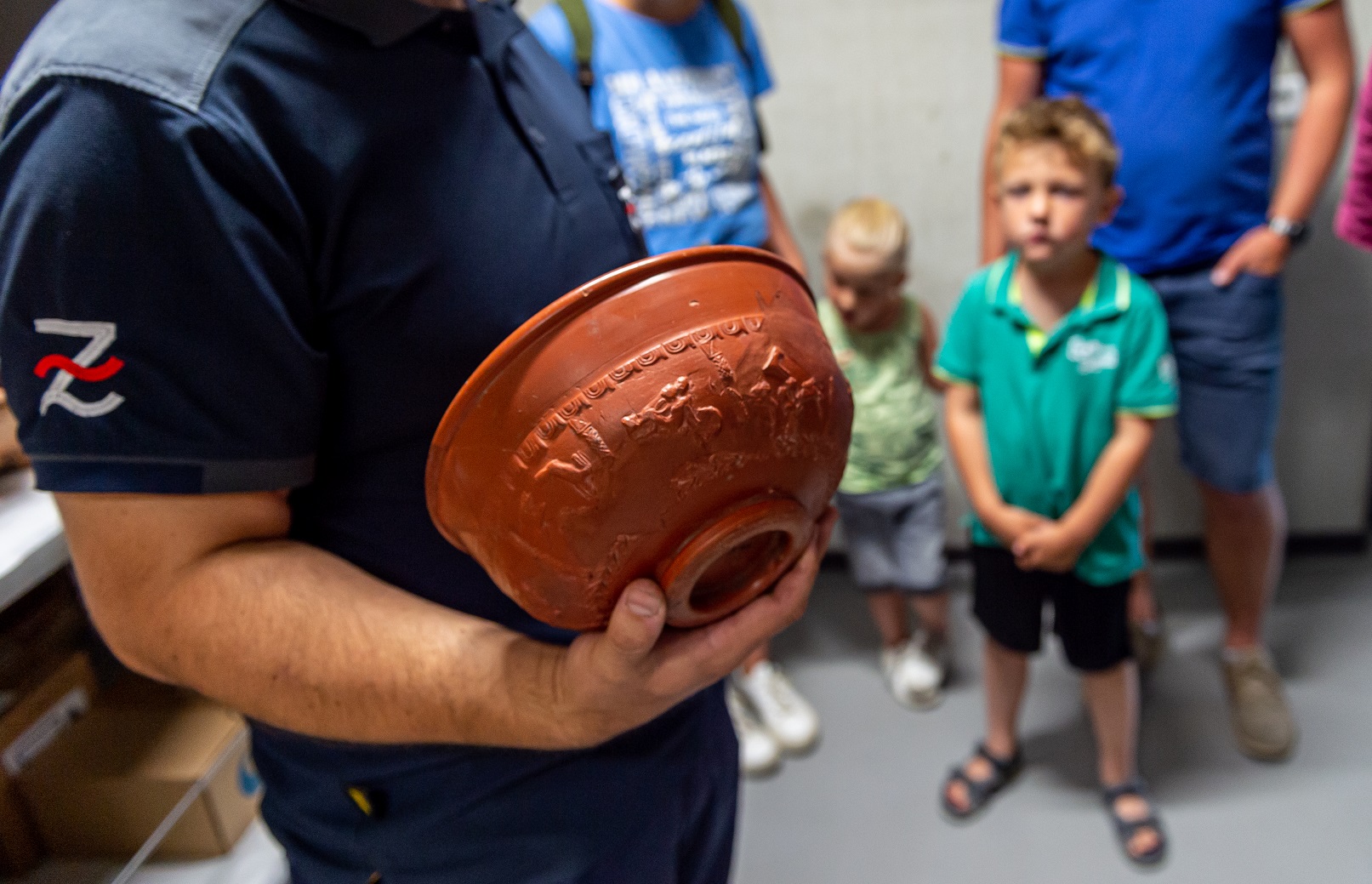 Een archeoloog van Erfgoed Zeeland laat archeologische schatten zien tijdens de rondleiding door het depot.