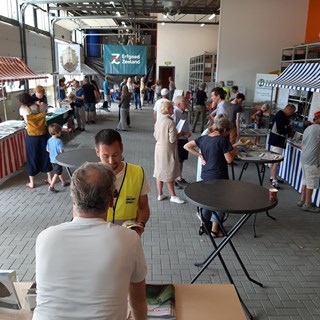 Tijdens de Archeomarkt in juni 2022 zijn verschillende kraampjes opgezet waar bezoekers meer te weten komen over de Zeeuwse Archeologie.