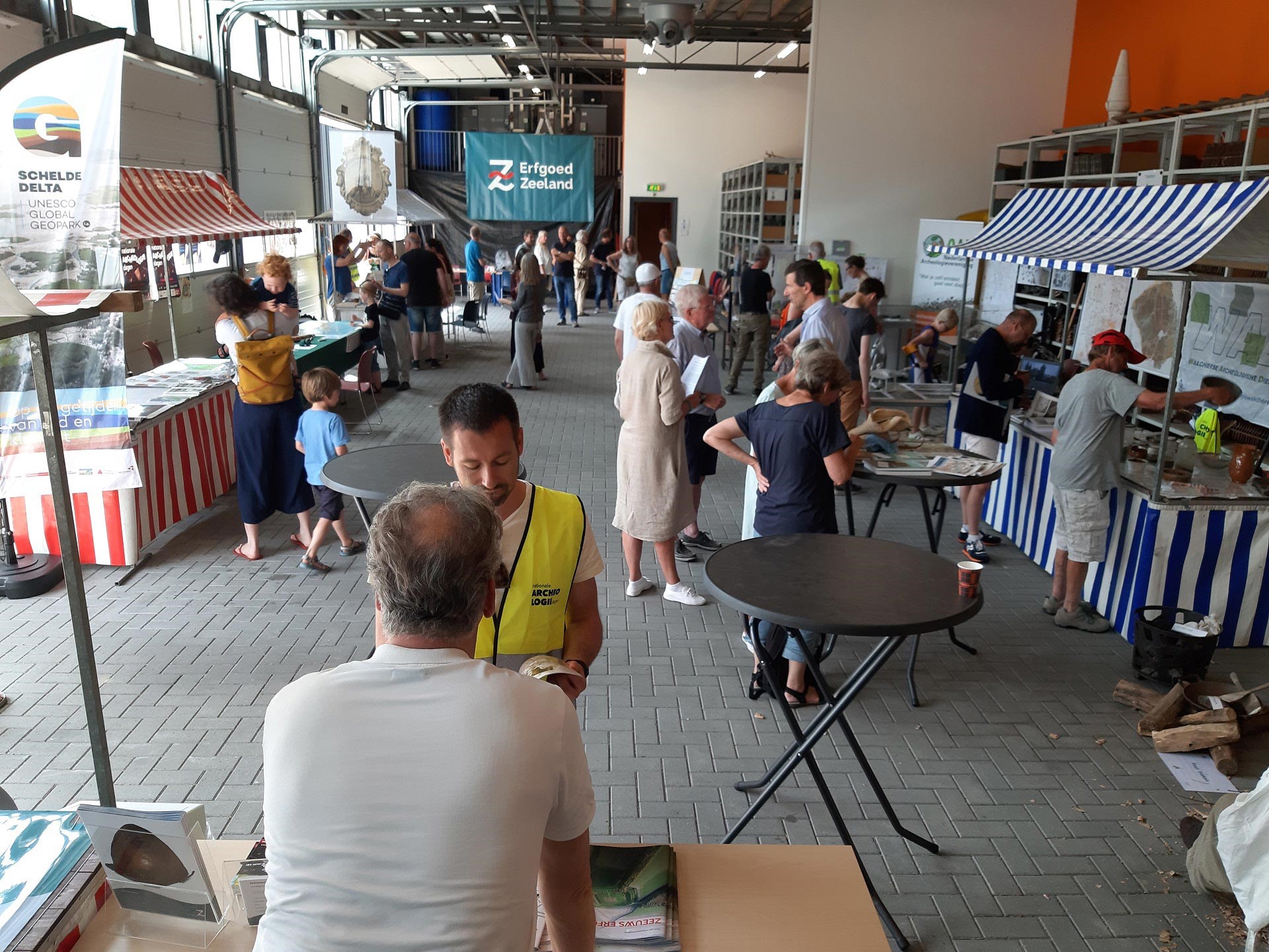 Tijdens de Archeomarkt in juni 2022 zijn verschillende kraampjes opgezet waar bezoekers meer te weten komen over de Zeeuwse Archeologie.