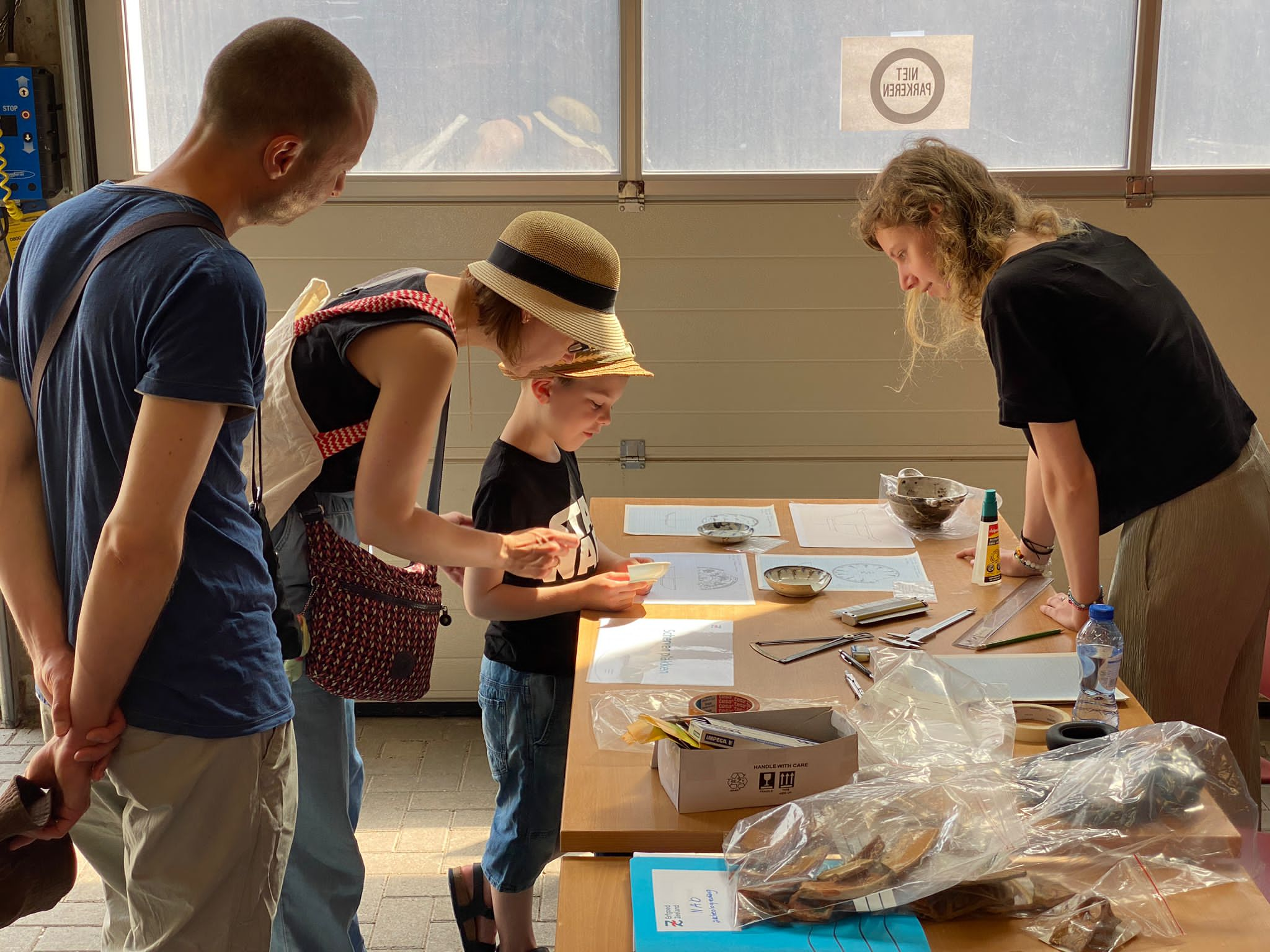 Bezoekers van de Nationale Archeologiedagen 2022 kunnen losse scherven omtoveren tot een mooie pot of schaal.