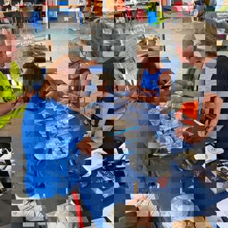 Bij de kraam van het Zeeuws Genootschap (KZGW) kun je vondsten laten determineren.