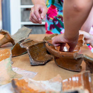 Scherven plakken tijdens de Nationale Archeologiedagen 2022.