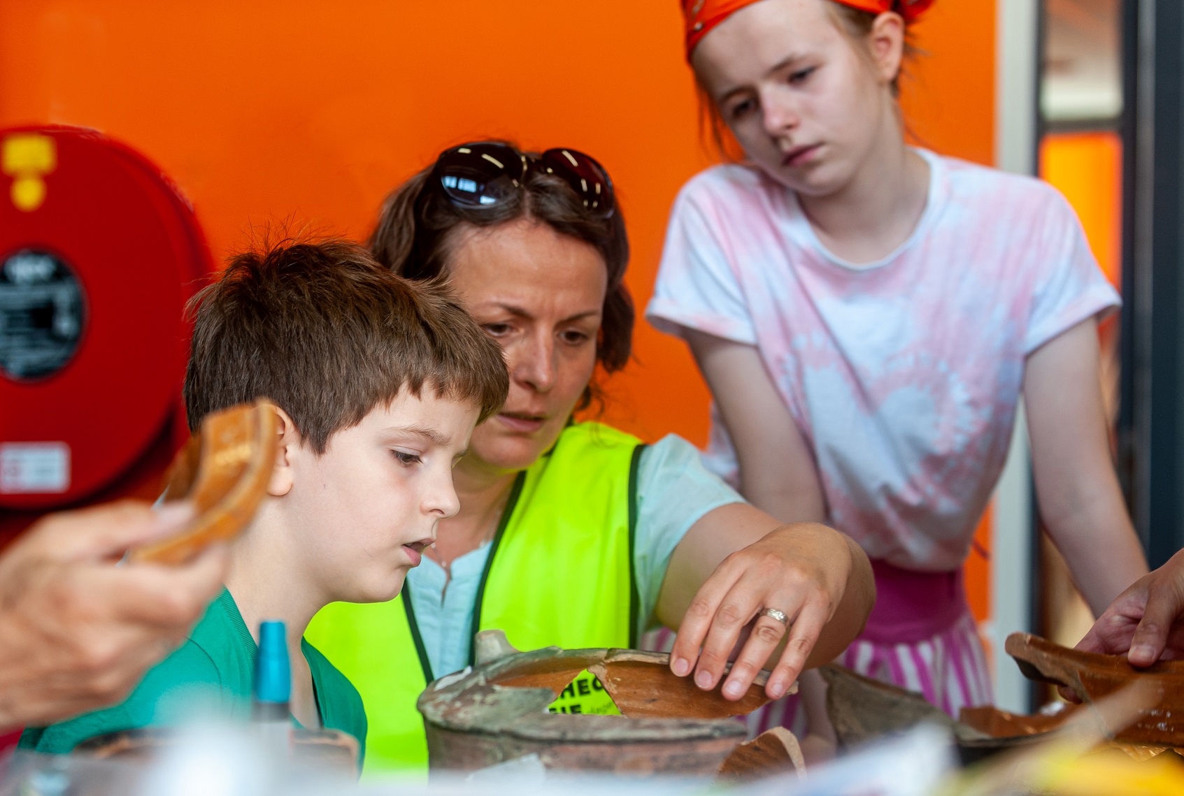 Scherven plakken tijdens de Nationale Archeologiedagen 2022.