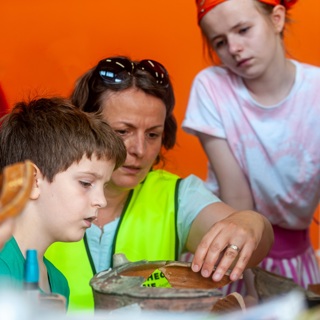 Scherven plakken tijdens de Nationale Archeologiedagen 2022.