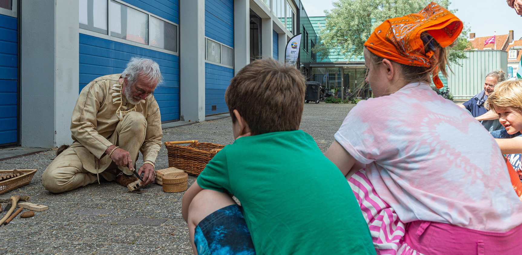 Aaike Jordans laat tijdens de Nationale Archeologiedagen 2022 zien hoe je vuur kunt maken. 