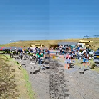 Verzamelen voor de excursie naar Tolsende tijdens de Nationale Archeologiedagen in juni 2022.